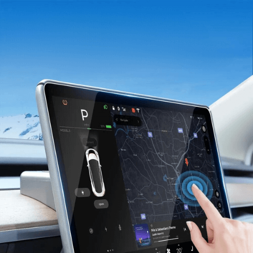 Écran Tesla Model 3 affichant une carte interactive avec une main touchant l'écran pour naviguer.