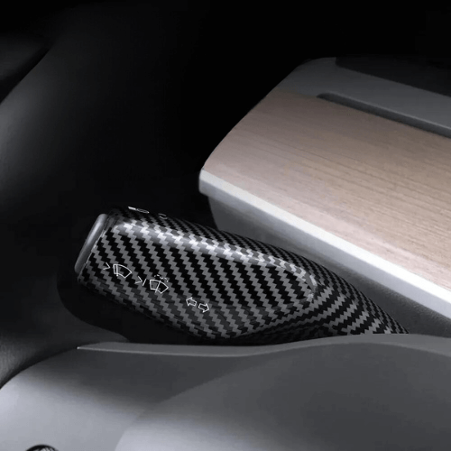Covering de commodos pour volant Tesla, en finition carbone, ajoutant protection et style à l'intérieur.