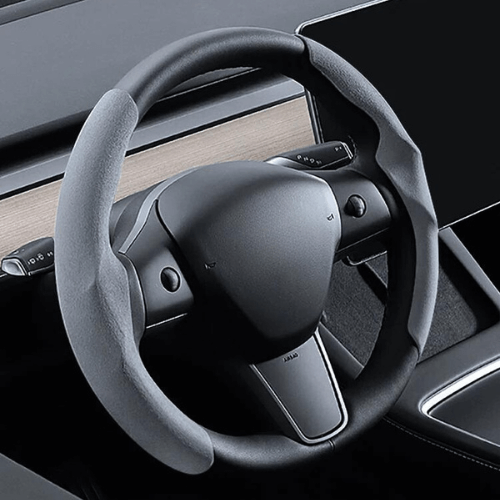 Couvre volant pour Tesla en suédine, alliant confort et style pour une expérience de conduite personnalisée.