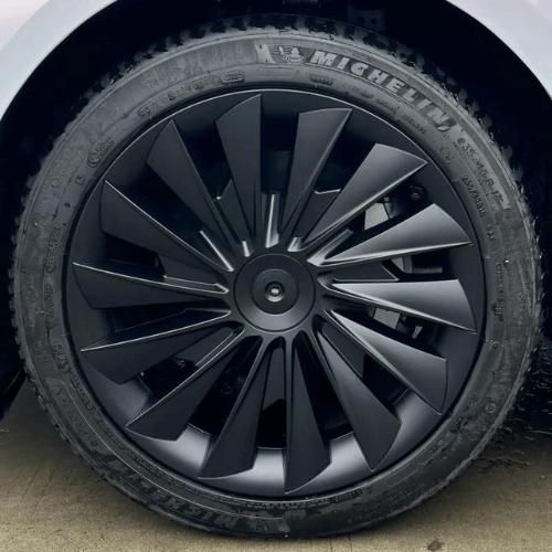Enjoliveur 18 pouces noir pour Tesla Model 3 Highland, design moderne et élégant avec pneus Michelin.