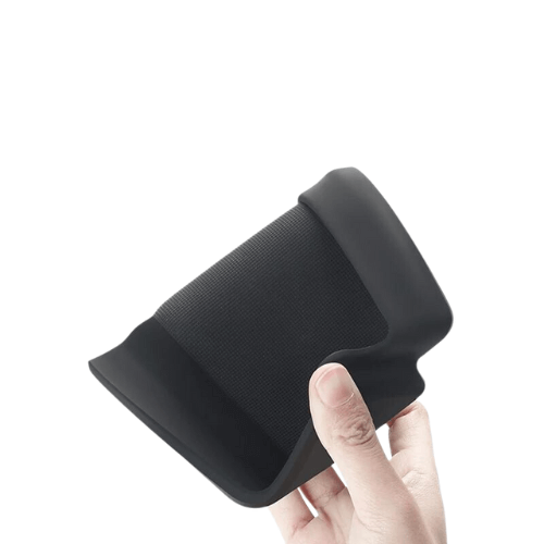Support de porte lunettes de console centrale pour Tesla, design élégant et pratique, en main.