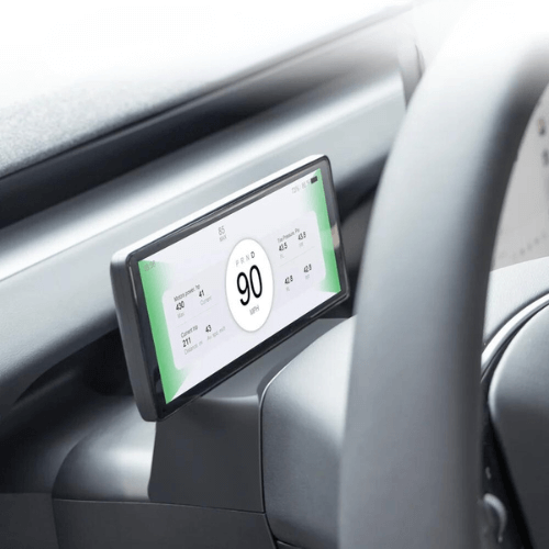Ecran LCD de tableau de bord Tesla Model 3 Highland affichant la vitesse et autres données de conduite.