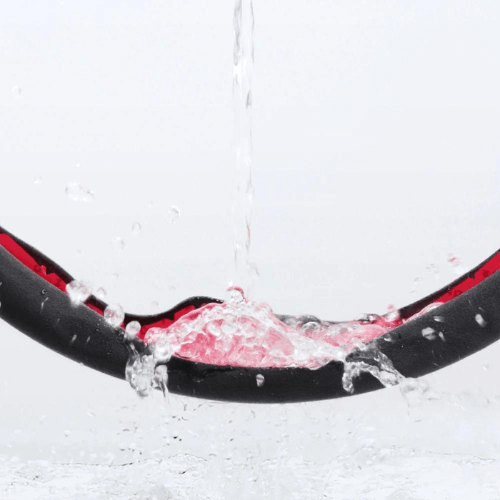 Couvre volant Tesla en suédine, résistant à l'eau et au design ergonomique, avec éclaboussures d'eau.