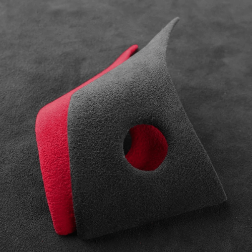 Covering volant for Tesla Model 3 or Y in black and red sueded texture, enhancing interior style and grip.