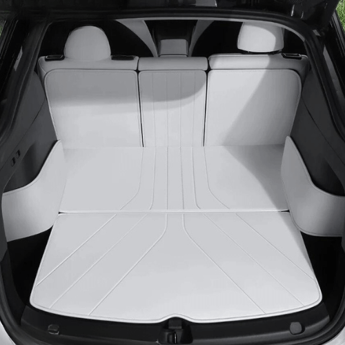 Tapis de coffre blanc pour Tesla Model Y, offrant élégance et protection pour l'espace de chargement.