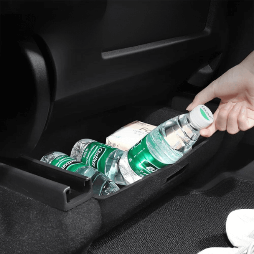 Bac de rangement sous siège pour Tesla avec bouteilles d'eau organisées, maximisant l'espace de stockage.
