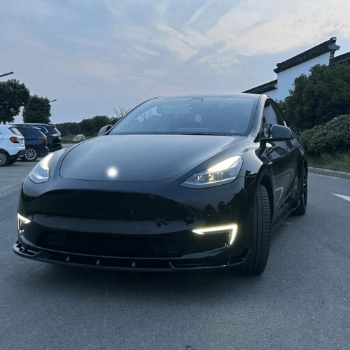 Vue avant d'une Tesla avec antibrouillards LED avant pour un éclairage optimal et un style moderne.