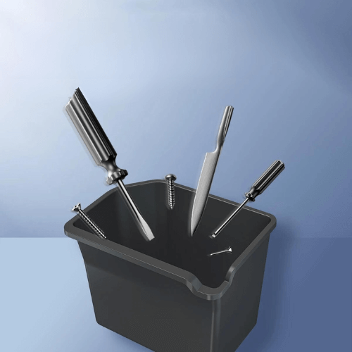 Bac de rangement noir contenant des vis et outils, parfait pour organiser votre espace de travail.