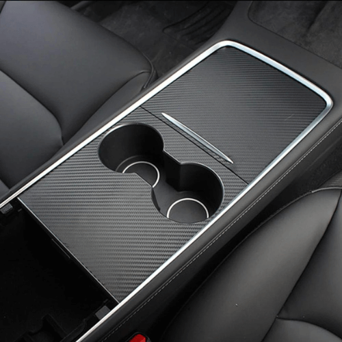 Covering console centrale in a Tesla with a carbon fiber design, enhancing style and protection for electric vehicle interiors.
