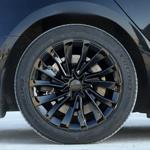 Enjoliveur 18 pouces noir sur une Tesla Model 3, offrant un design élégant et moderne.