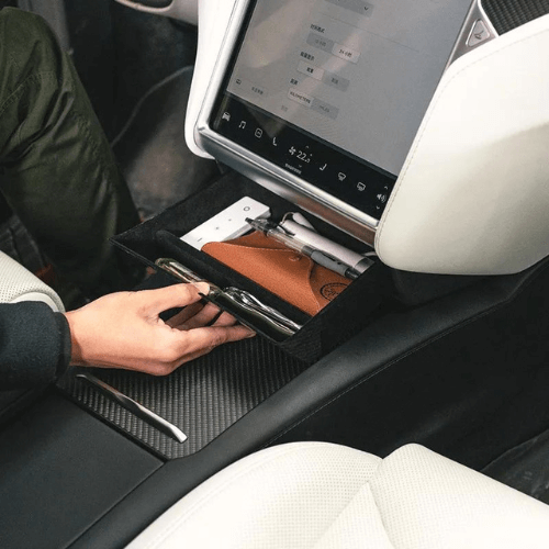 Organisateur de console centrale pour Tesla Model S, optimisant l'espace avec des essentiels bien rangés.