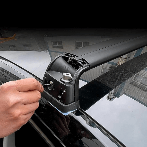 Installation d'une barre de toit sur une Tesla, montrant les détails de montage et de sécurité.