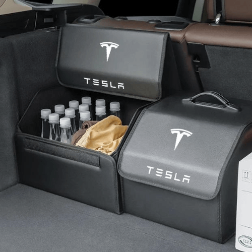 Boîtes de rangement Tesla dans le coffre, optimisant l'espace et l'organisation des accessoires.