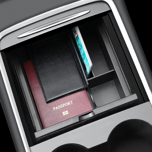 Intérieur d'un rangement pour Tesla avec passeport et carte, optimisant l'espace et l'organisation.