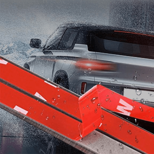 Kit carrosserie Turbo pour Tesla Model 3, améliorant le style et la performance sous une pluie légère.