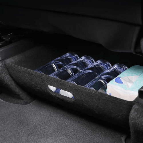 Bac de rangement sous siège pour Tesla Model Y, avec compartiments pour organiser bouteilles et objets essentiels.