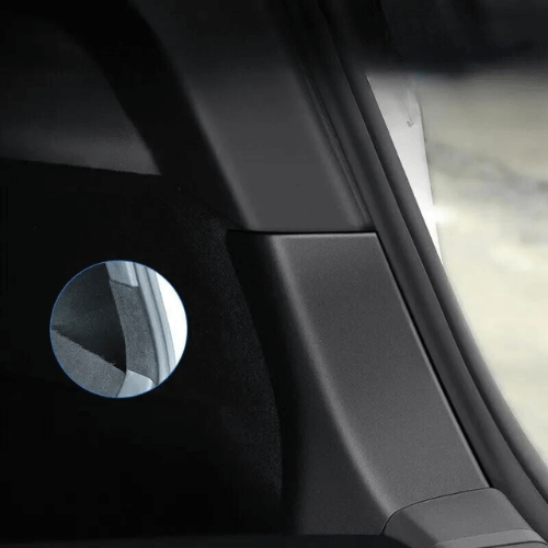 Détail du design intérieur d'une voiture électrique, montrant un élément de finition noir et un miroir circulaire.