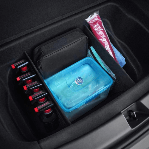 Organisateur de sous-coffre arrière montrant divers compartiments pour un rangement efficace dans une voiture Tesla.