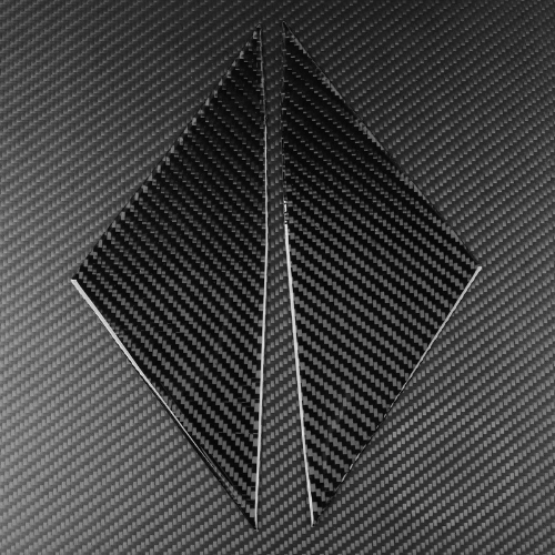 Covering montant de rétroviseur en finition carbone pour personnaliser votre Tesla avec style.