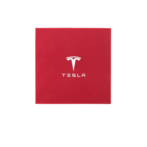 Microfibre d'entretien rouge avec logo Tesla pour un nettoyage sans rayures des véhicules électriques.