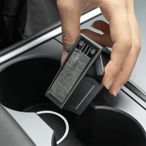 Support pour porte-gobelets Tesla Model 3 & Y, élégant et durable, en cours d'installation dans le véhicule.
