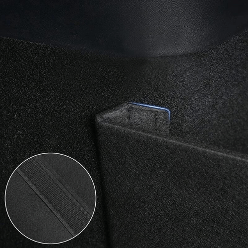 Détail de l'organisateur de coffre Tesla avec surface texturée et compartiment visible pour une organisation optimale.