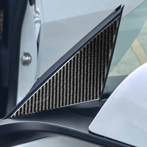 Covering montant de rétroviseur en fibre de carbone pour Tesla, ajoutant style et personnalisation.