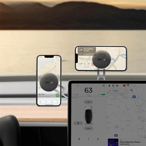 Support de téléphone Tesla affichant des cartes sur un téléphone et un écran, offrant une conduite sûre et pratique.