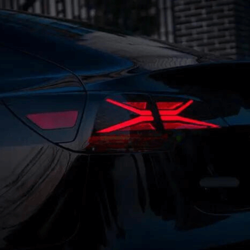 Feux arrière LED design moderne pour Tesla, offrant style et visibilité optimale sur la route.