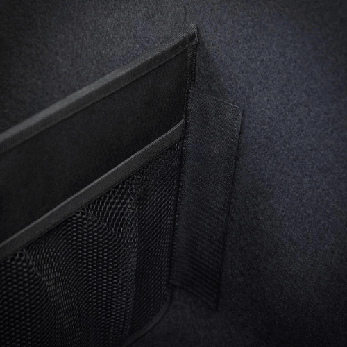 Détail d'un organisateur de coffre arrière avec poches en tissu et filet pour un rangement optimal.