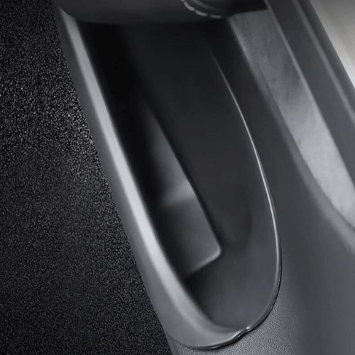 Intérieur d'une portière de Tesla montrant la protection d'aumônière élégante et durable.