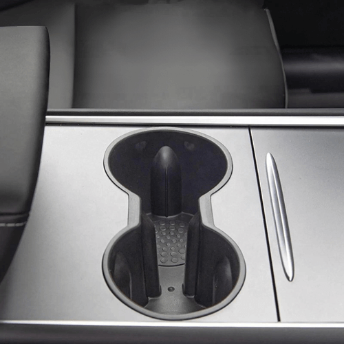 Intérieur de la console centrale d'une Tesla avec porte-gobelets design élégant et fonctionnel.