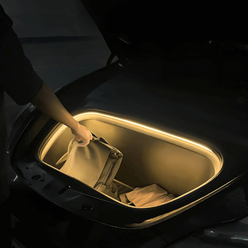 Pack LED Coffre Avant pour Tesla illuminant le coffre avant avec une lumière homogène.