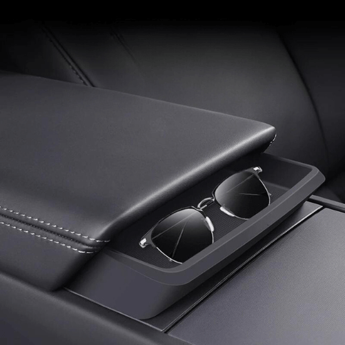 Support de porte lunettes dans une console centrale de voiture Tesla, esthétique et fonctionnel.