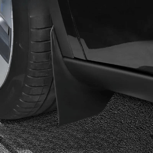 Garde-boue noir sur le côté d'une Tesla, protégeant la carrosserie des éclaboussures et de la saleté.