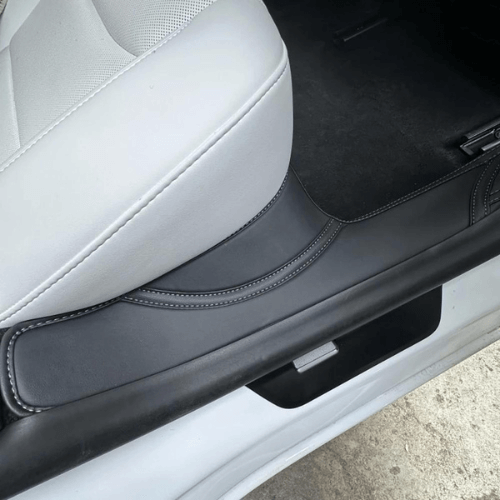 Protection de seuil de portière en similicuir, montrant durabilité et finition élégante pour véhicule.