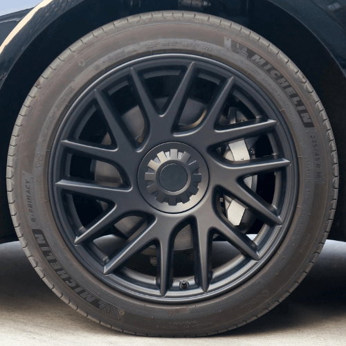 Enjoliveur 18 pouces pour Tesla avec design moderne et finition élégante, assurant durabilité et performance.