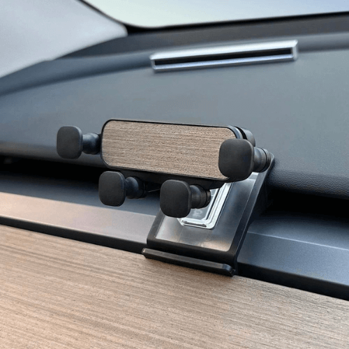 Support de téléphone Tesla monté sur tableau de bord, offrant une installation facile et une accessibilité sûre.