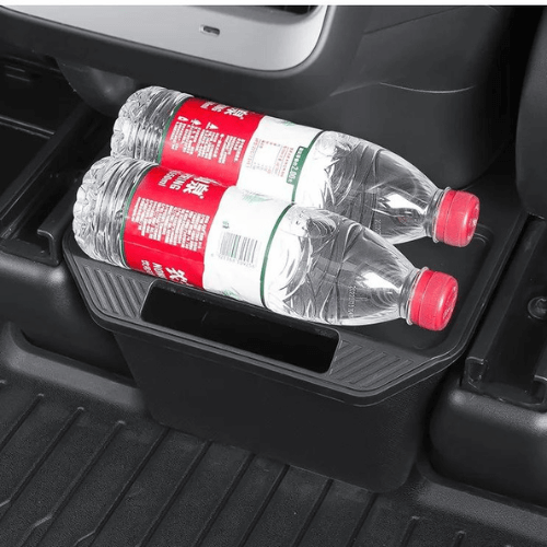 Bac de rangement conçu pour deux bouteilles d'eau dans un véhicule, optimisant l'espace intérieur.