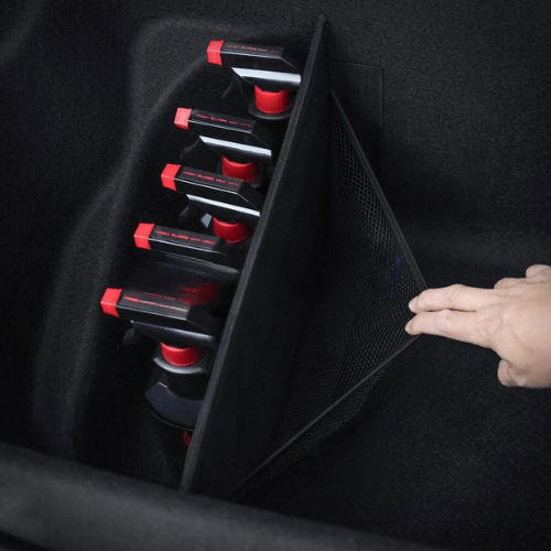 Organisateur de coffre arrière avec compartiments pour rangement efficace d'objets essentiels dans Tesla.