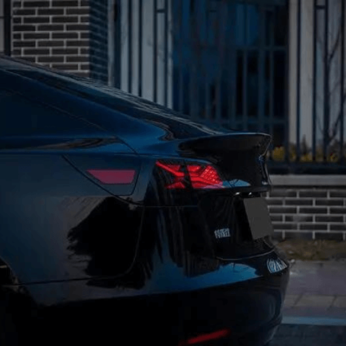 Feux arrière LED design moderne sur une Tesla noire, offrant élégance et visibilité améliorée.
