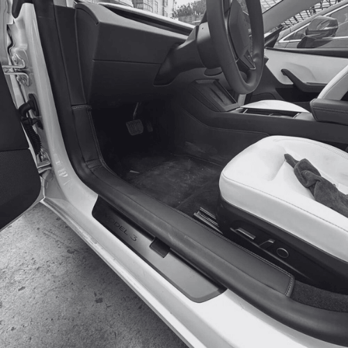 Intérieur de voiture montrant la protection de seuil de portière pour une durabilité contre les éraflures.