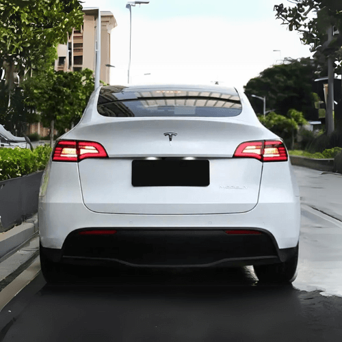 Feux arrière LED élégants sur une Tesla, offrant visibilité optimale et style moderne.