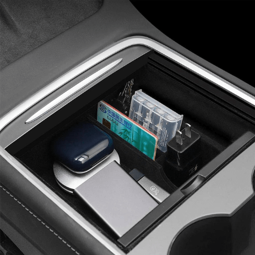 Organisateur intérieur de Tesla avec accessoires, carte et chargeur, optimisant l'espace et l'organisation.