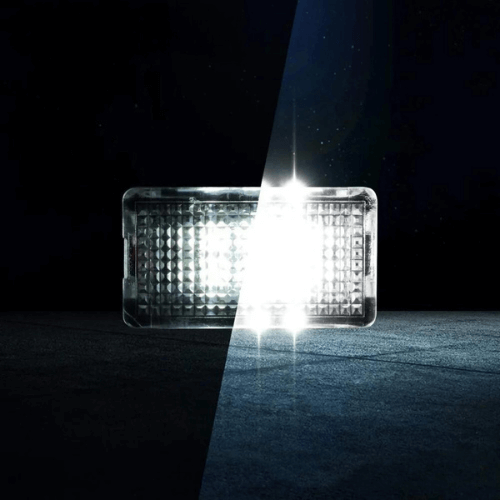 Pack LED Intérieur pour Tesla, lumière LED brillante sur fond sombre, éclairage d'ambiance et efficacité énergétique.