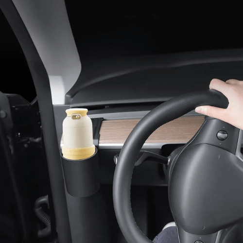Porte-gobelet élégant dans une Tesla, conçu pour maintenir les boissons accessibles et sécurisées.