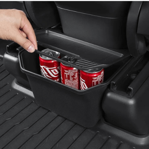 Bac de rangement arrière pour Tesla avec canettes, optimisant l'espace de stockage à l'intérieur du véhicule.