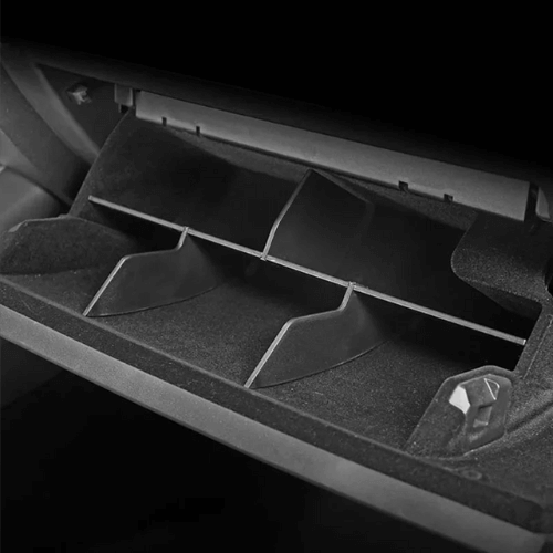 Organisateur de boîte à gants pour Tesla avec plusieurs compartiments pour un rangement pratique.