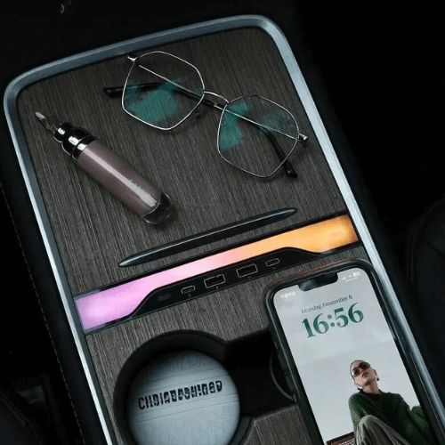 HUB USB for Tesla Model 3/Y featuring ergonomic design, USB ports, phone, glasses, and cosmetics in center console.