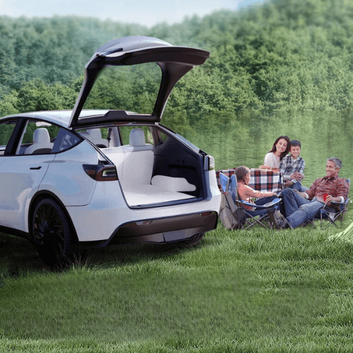 Tapis de coffre pour Tesla Model Y avec famille profitant d'une sortie en plein air.